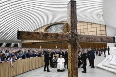 Papa Francesco con la croce, dono di Confartigianato