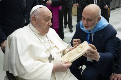 Papa Francesco e Davide Servadei con la Madonna del Fagno, dono di Confartigianato