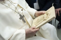 Papa Francesco con la Madonna del Fagno, dono di Confartigianato