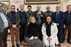 20 dicembre 2024 - A Bologna consegnata al Cardinale Matteo Zuppi la Statuina del Presepe 2024