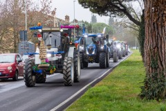 IMG-CON-BABBO-NATALE-IN-TRATTORE-OSPEDALE-DI-IMOLA-20-DIC-2025-mauro-monti-Rizomedia-6748