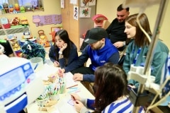 Un momento dell\'incontro fra i piloti e i giovani pazienti del Sant\'Orsola