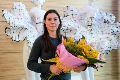 Melissa Helml con il mazzo di fiori dono di Confartigianato