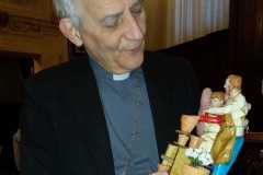 22 Dicembre 2023 - la Statuina del presepe al Cardinale Matteo Maria Zuppi e al Vescovo Giovanni Mosciatti