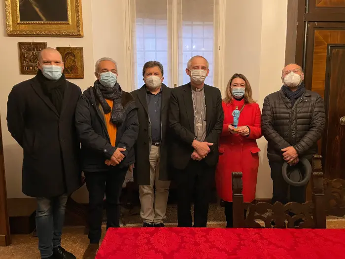 Donata al Cardinale Zuppi e al Vescovo Mosciatti la statuina dell’infermiera anti Covid