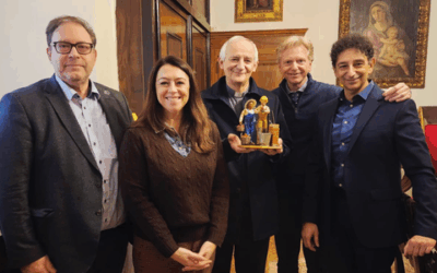 La statuina per il Presepe 2025 donata al cardinale Zuppi