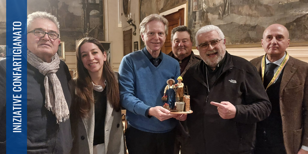 La Statuina del Presepe 2025 al Vescovo di Imola, mons. Giovanni Mosciatti